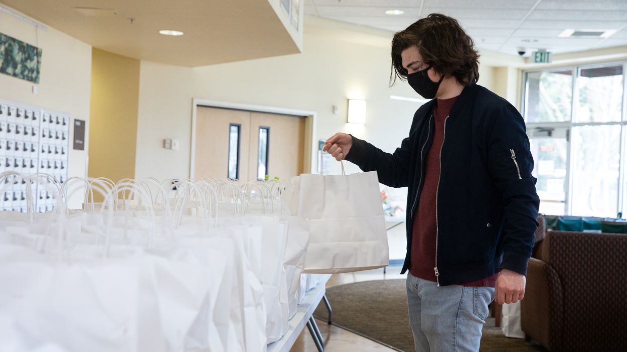 Resident assistant Joey Curley organizes meals provided for residence hall students through a program out of 萨克拉门托 Mayor Darrell Steinberg's office and prepared by notable 萨克拉门托 restaurants. (萨克拉门托 State/Andrea Price)